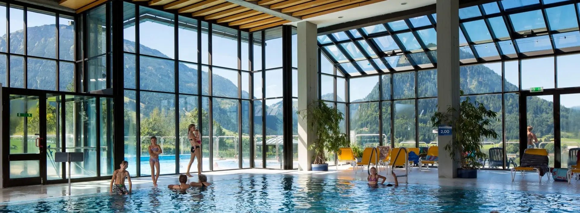 Schwimmen im Alpenbad Baden im Allgäu